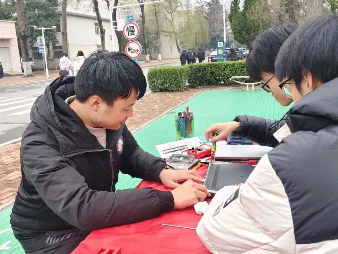 传承雷锋精神 赋能校园服务——计算机技术协会义务维修志愿服务温暖开展