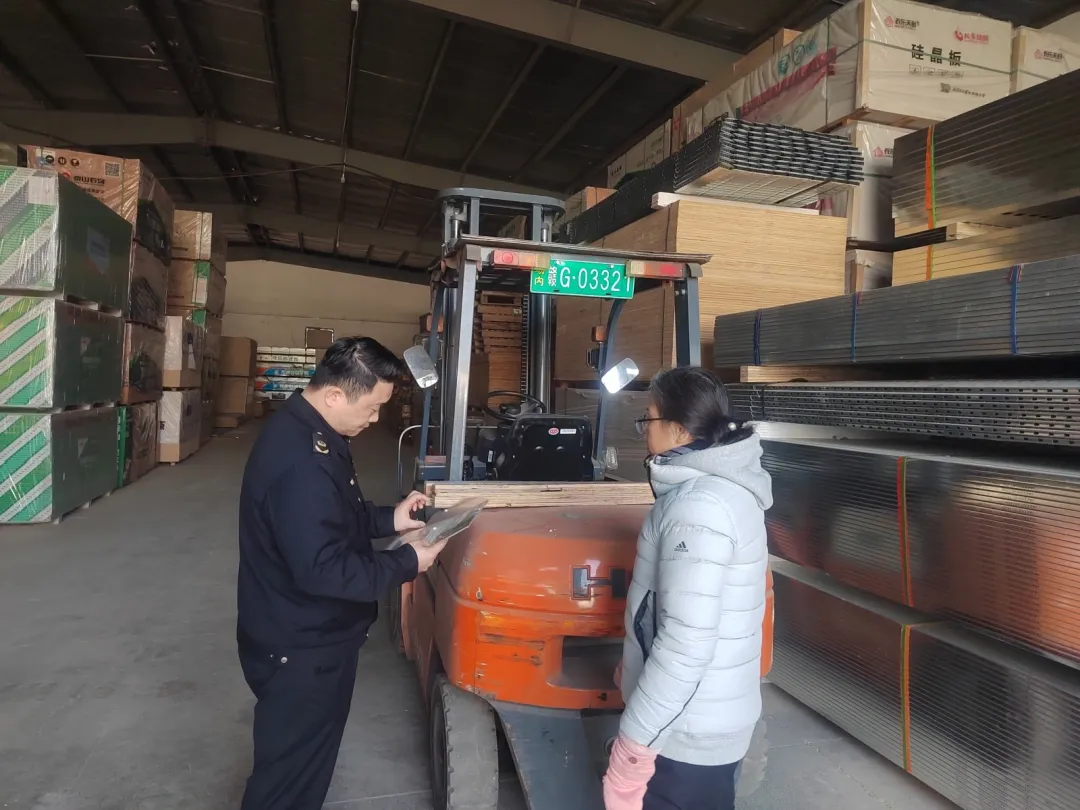 筑牢安全防线 护航全国两会—— 濂溪区市场监管局开展特种设备专项检查