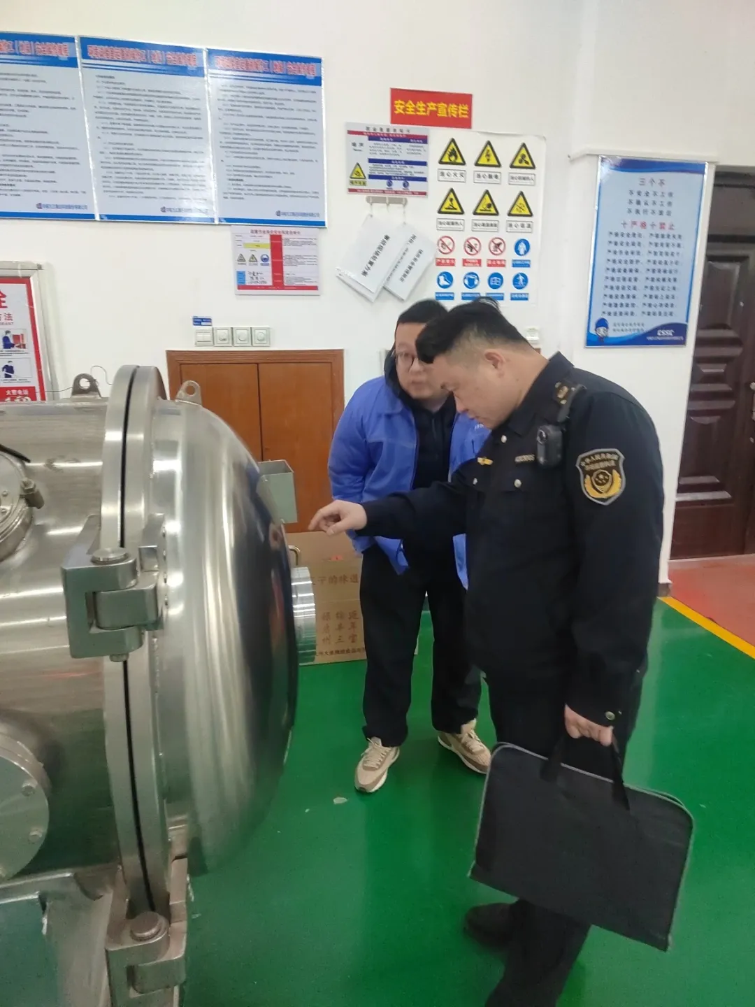 筑牢安全防线 护航全国两会—— 濂溪区市场监管局开展特种设备专项检查