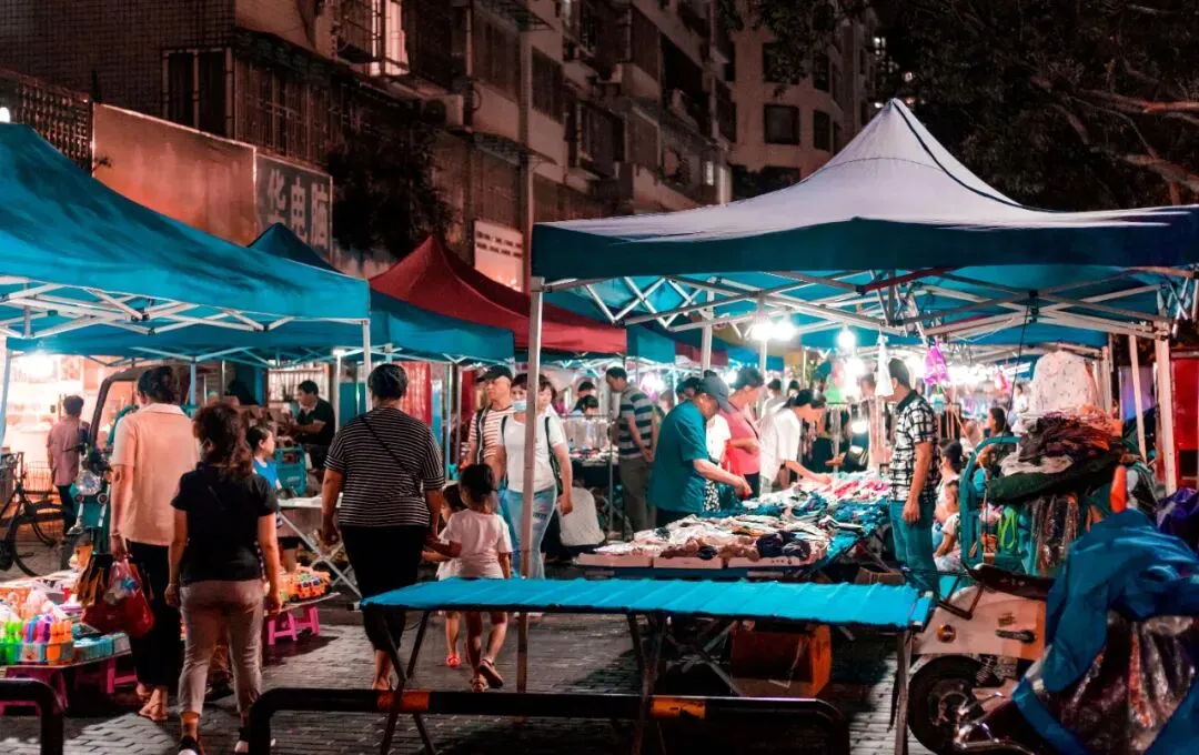 重回线下:线上获客暴涨30倍,“不如扫街摆摊”