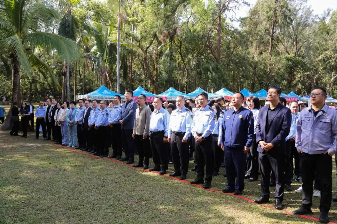 市市场监管局、市消委会联合市私营企业协会举行“3·15国际消费者权益日”宣传教育活动,市领导为我会47家诚信企业代表颁发牌匾