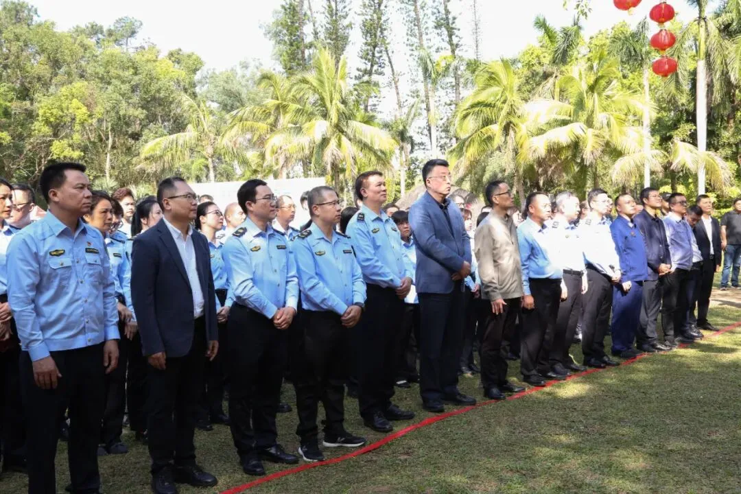 市市场监管局、市消委会联合市私营企业协会举行“3·15国际消费者权益日”宣传教育活动,市领导为我会47家诚信企业代表颁发牌匾