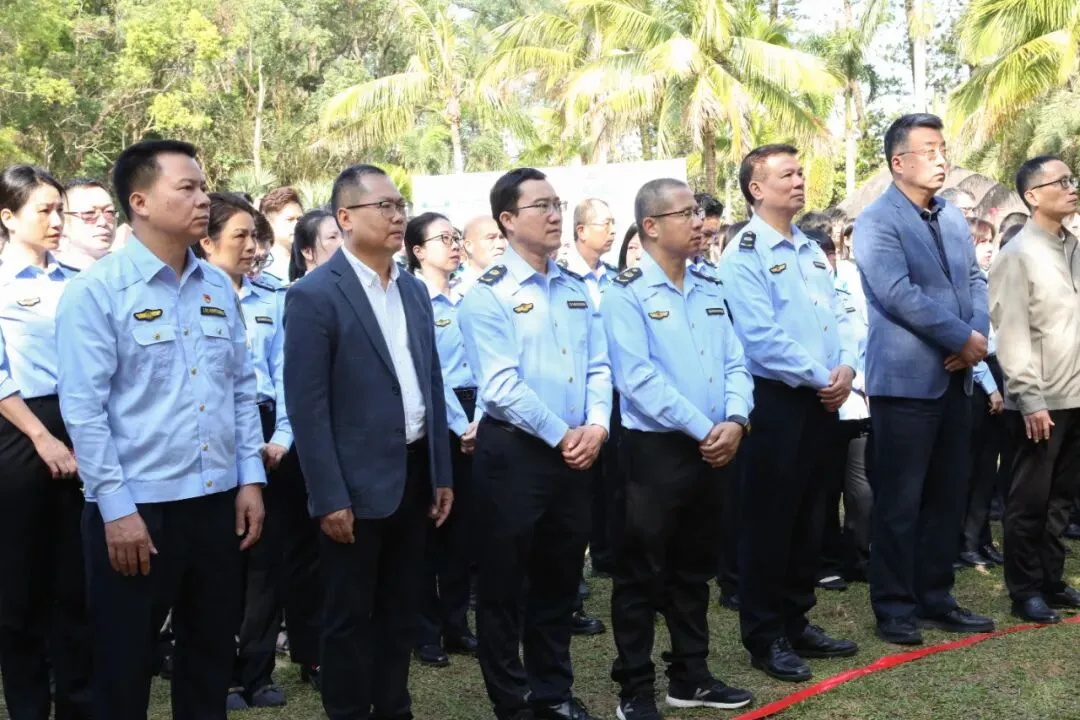 市市场监管局、市消委会联合市私营企业协会举行“3·15国际消费者权益日”宣传教育活动,市领导为我会47家诚信企业代表颁发牌匾