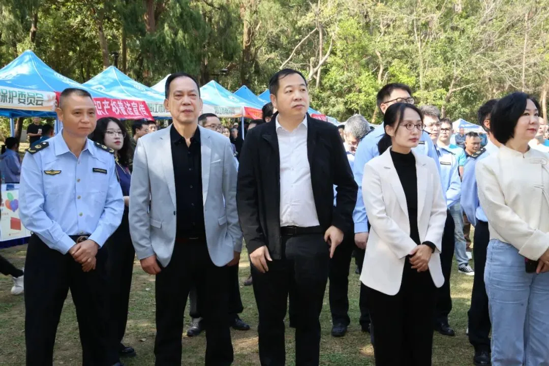 市市场监管局、市消委会联合市私营企业协会举行“3·15国际消费者权益日”宣传教育活动,市领导为我会47家诚信企业代表颁发牌匾