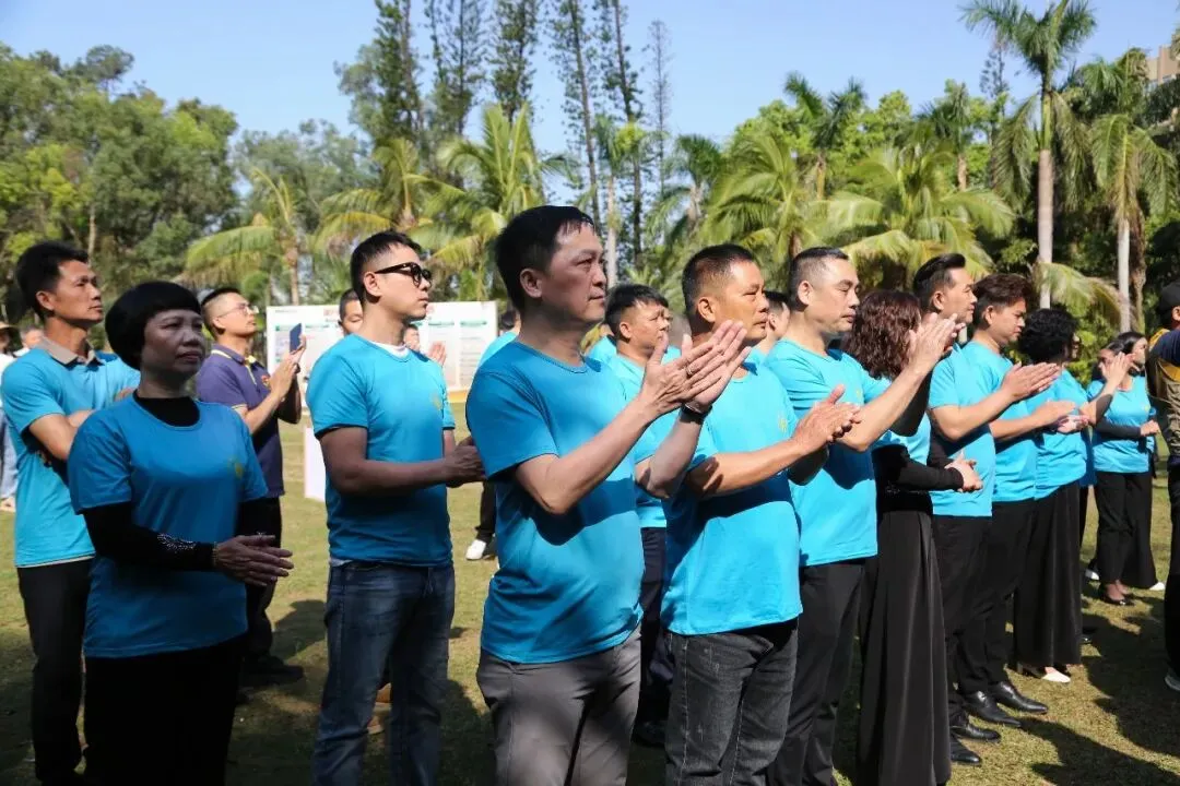 市市场监管局、市消委会联合市私营企业协会举行“3·15国际消费者权益日”宣传教育活动,市领导为我会47家诚信企业代表颁发牌匾