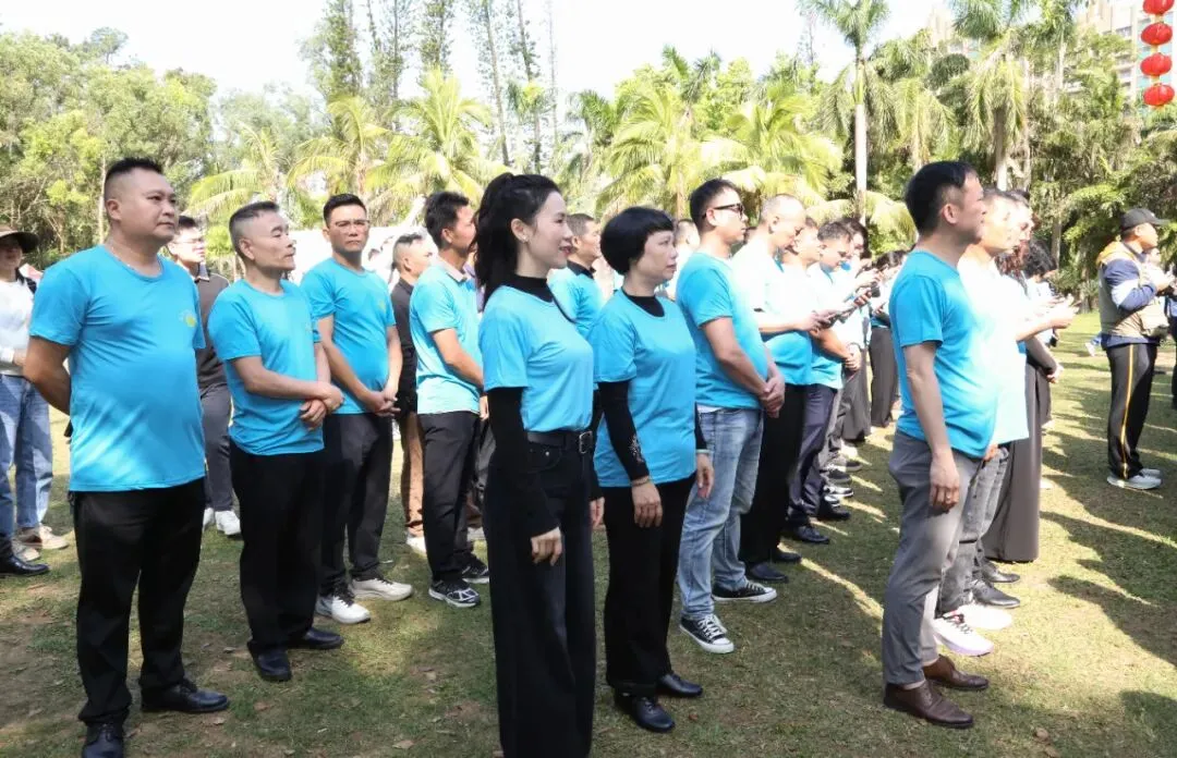 市市场监管局、市消委会联合市私营企业协会举行“3·15国际消费者权益日”宣传教育活动,市领导为我会47家诚信企业代表颁发牌匾