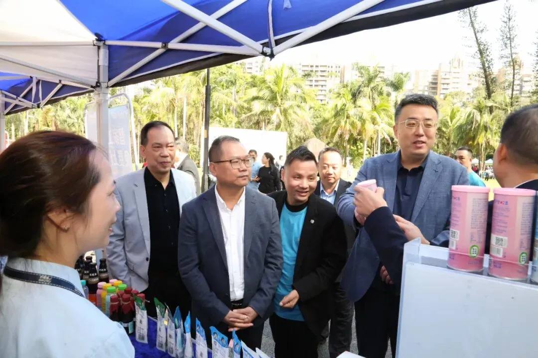 市市场监管局、市消委会联合市私营企业协会举行“3·15国际消费者权益日”宣传教育活动,市领导为我会47家诚信企业代表颁发牌匾