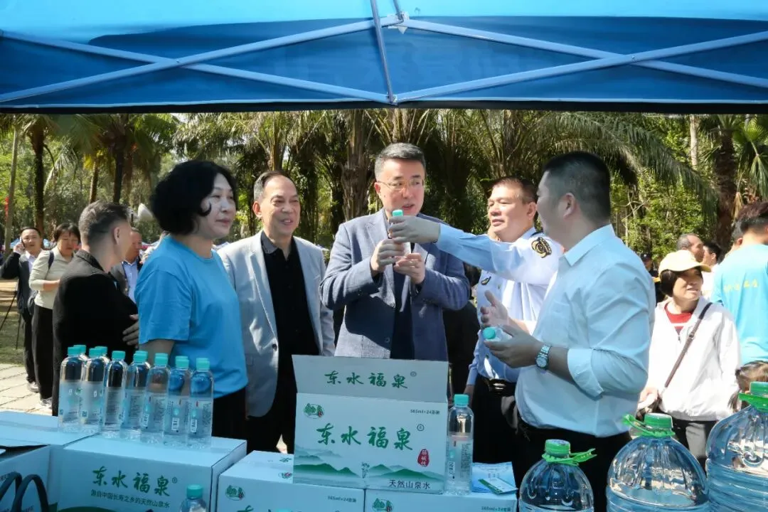 市市场监管局、市消委会联合市私营企业协会举行“3·15国际消费者权益日”宣传教育活动,市领导为我会47家诚信企业代表颁发牌匾