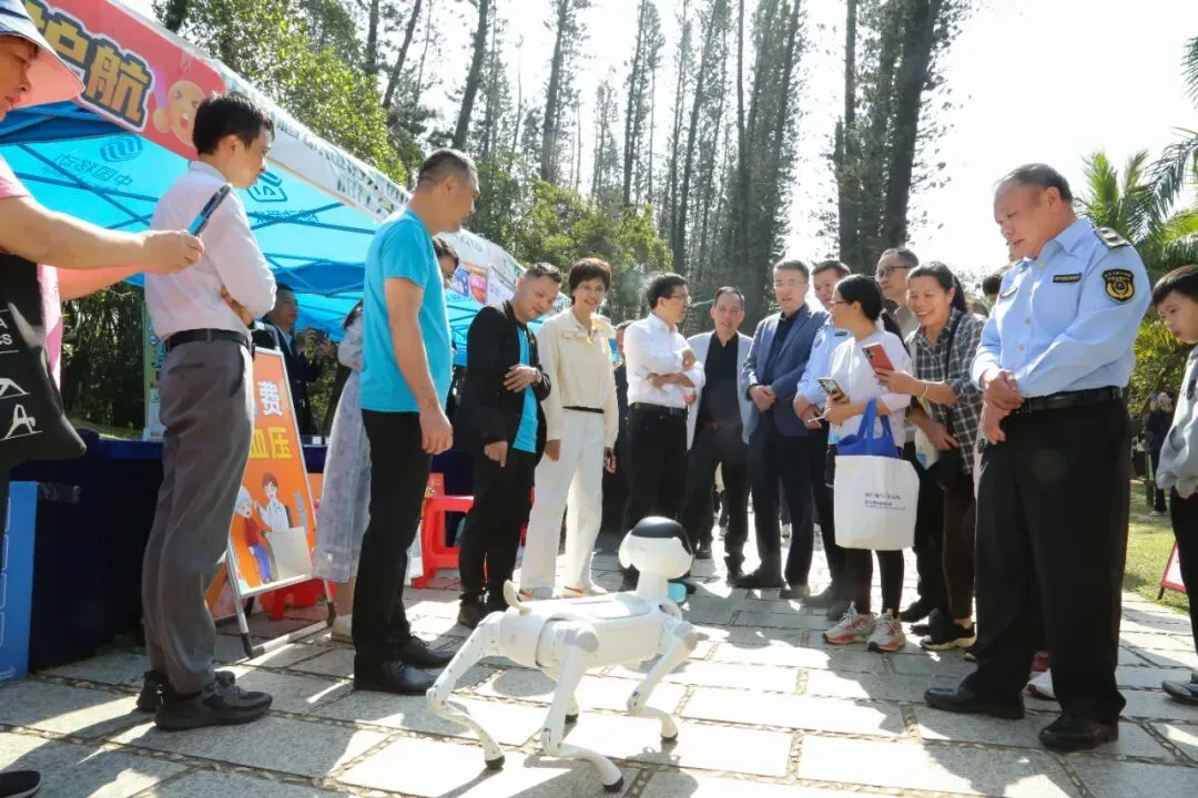 市市场监管局、市消委会联合市私营企业协会举行“3·15国际消费者权益日”宣传教育活动,市领导为我会47家诚信企业代表颁发牌匾