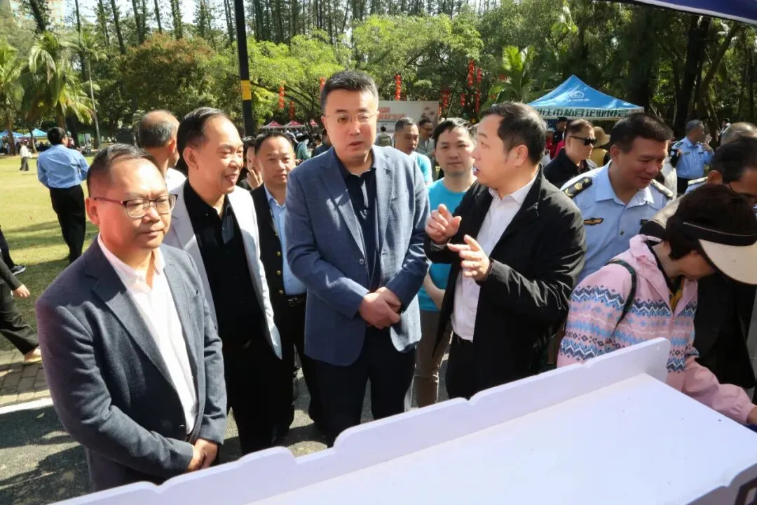 市市场监管局、市消委会联合市私营企业协会举行“3·15国际消费者权益日”宣传教育活动,市领导为我会47家诚信企业代表颁发牌匾