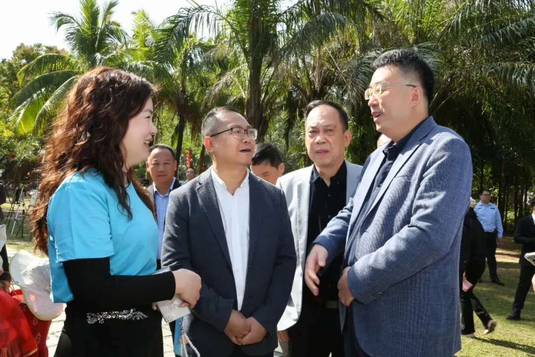 市市场监管局、市消委会联合市私营企业协会举行“3·15国际消费者权益日”宣传教育活动,市领导为我会47家诚信企业代表颁发牌匾