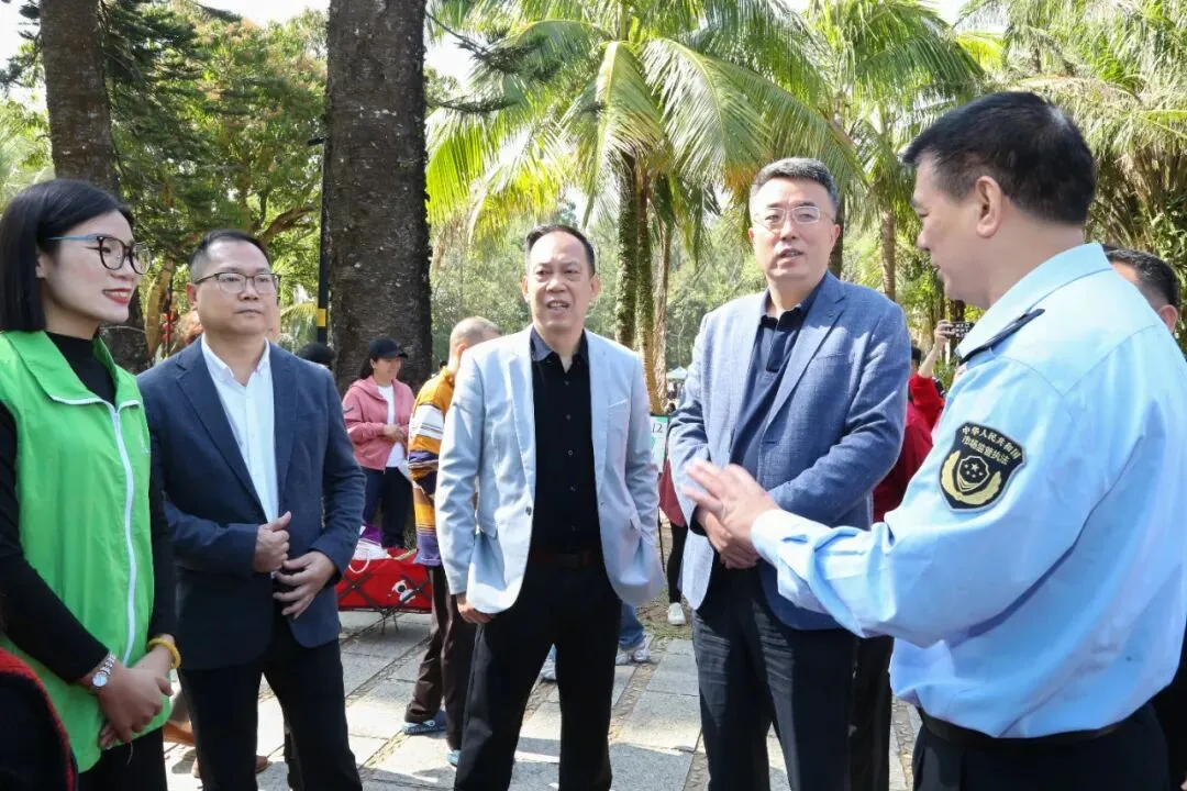 市市场监管局、市消委会联合市私营企业协会举行“3·15国际消费者权益日”宣传教育活动,市领导为我会47家诚信企业代表颁发牌匾