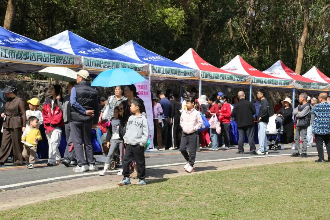 市市场监管局、市消委会联合市私营企业协会举行“3·15国际消费者权益日”宣传教育活动,市领导为我会47家诚信企业代表颁发牌匾