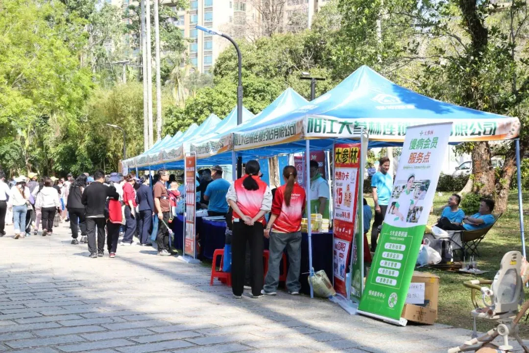 市市场监管局、市消委会联合市私营企业协会举行“3·15国际消费者权益日”宣传教育活动,市领导为我会47家诚信企业代表颁发牌匾