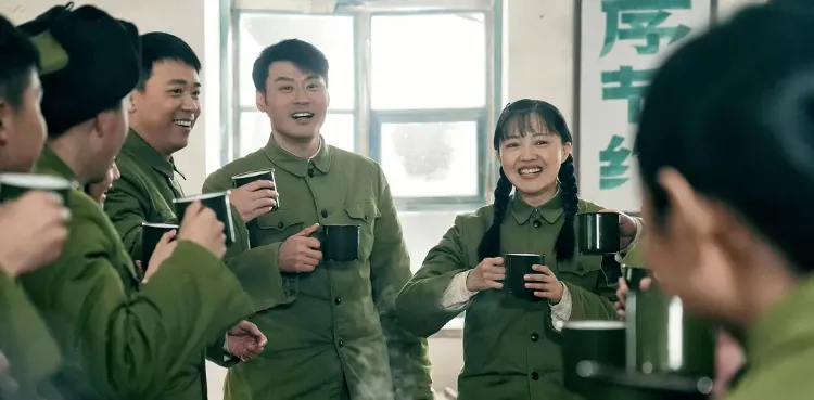 没有顶流噱头,没有过度营销,仅凭一群老戏骨的扎实演技、一段横跨三十年的岁月叙事