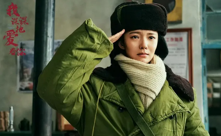 没有顶流噱头,没有过度营销,仅凭一群老戏骨的扎实演技、一段横跨三十年的岁月叙事