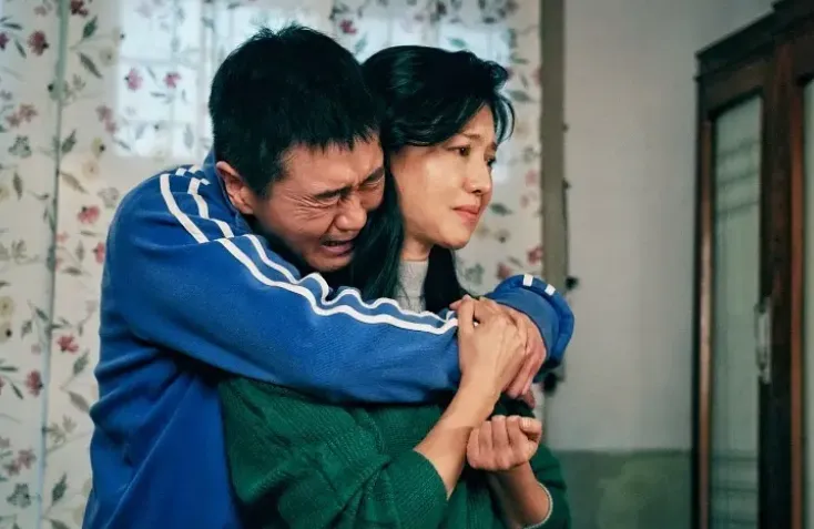 没有顶流噱头,没有过度营销,仅凭一群老戏骨的扎实演技、一段横跨三十年的岁月叙事