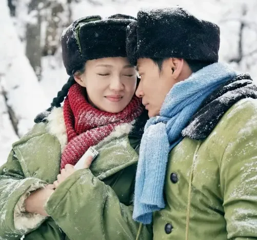 没有顶流噱头,没有过度营销,仅凭一群老戏骨的扎实演技、一段横跨三十年的岁月叙事