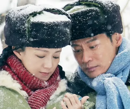 没有顶流噱头,没有过度营销,仅凭一群老戏骨的扎实演技、一段横跨三十年的岁月叙事