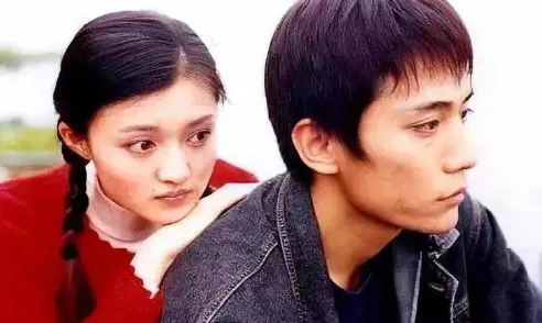 没有顶流噱头,没有过度营销,仅凭一群老戏骨的扎实演技、一段横跨三十年的岁月叙事