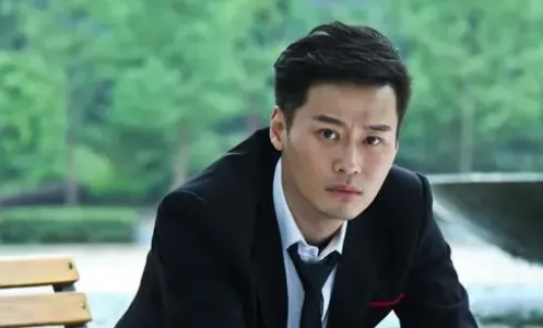 没有顶流噱头,没有过度营销,仅凭一群老戏骨的扎实演技、一段横跨三十年的岁月叙事