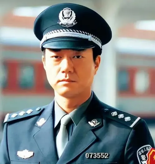 没有顶流噱头,没有过度营销,仅凭一群老戏骨的扎实演技、一段横跨三十年的岁月叙事