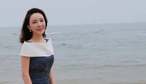 没有顶流噱头,没有过度营销,仅凭一群老戏骨的扎实演技、一段横跨三十年的岁月叙事