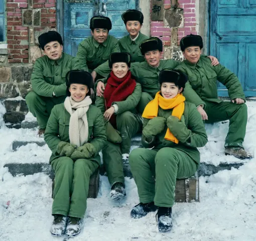 没有顶流噱头,没有过度营销,仅凭一群老戏骨的扎实演技、一段横跨三十年的岁月叙事