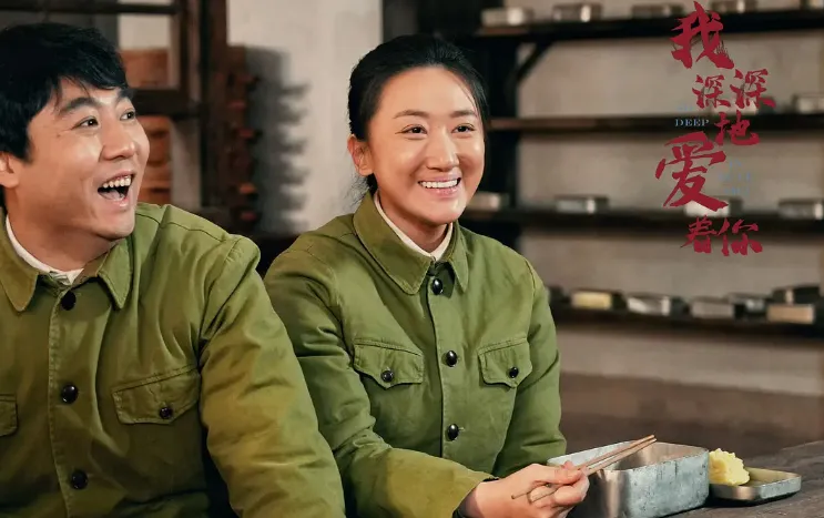 没有顶流噱头,没有过度营销,仅凭一群老戏骨的扎实演技、一段横跨三十年的岁月叙事