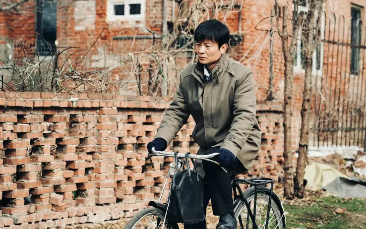 没有顶流噱头,没有过度营销,仅凭一群老戏骨的扎实演技、一段横跨三十年的岁月叙事