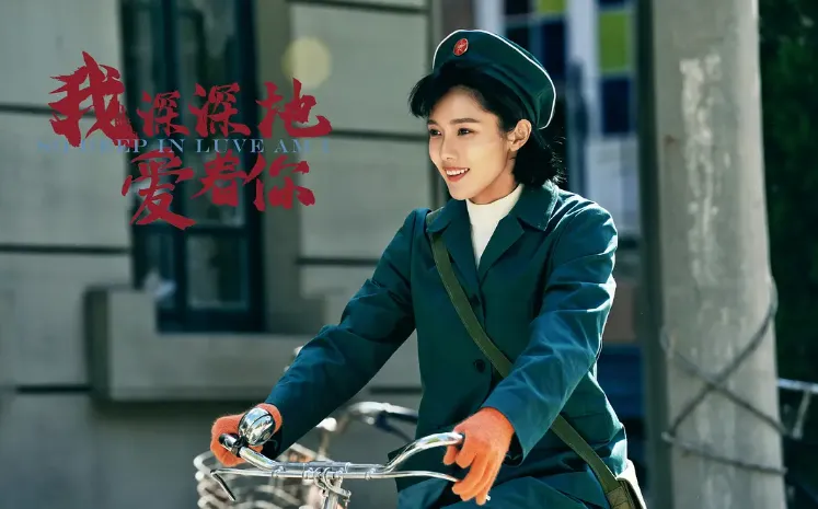 没有顶流噱头,没有过度营销,仅凭一群老戏骨的扎实演技、一段横跨三十年的岁月叙事