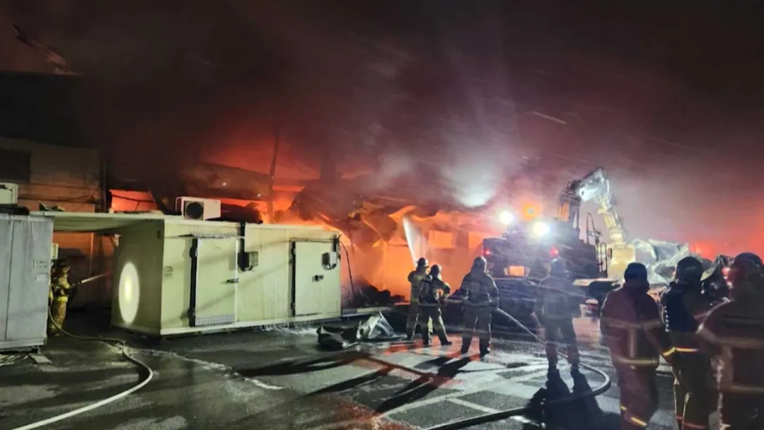 韩国一传统市场发生重大火灾,227家店铺全部烧毁