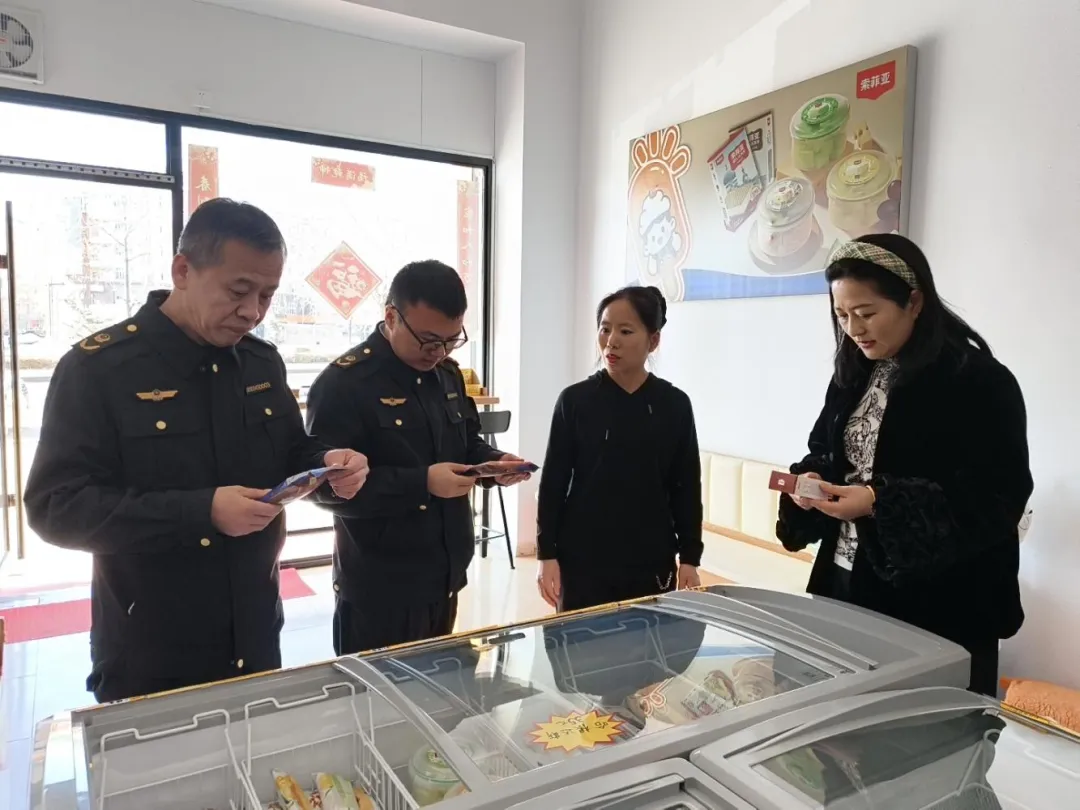 【普法宣传】光明街道振兴社区联合鹤岗市市场监督管理局向阳分局开展“普及维权知识 共建和谐社区”活动