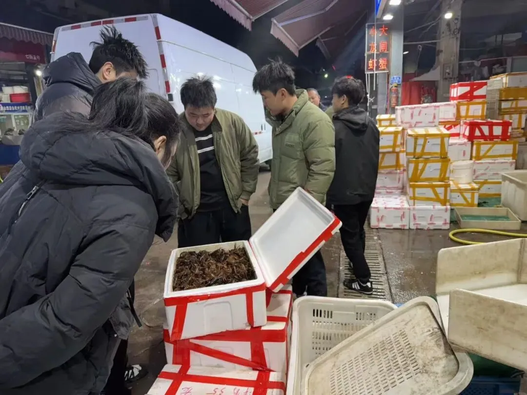 夜间到货!杭州水产市场首批小龙虾抢“鲜”入市