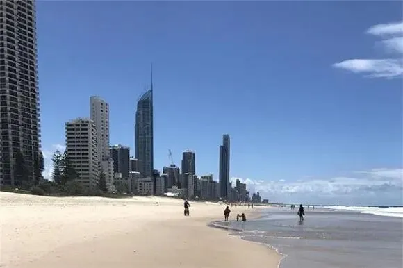 澳储行加息25个基点至4.1% 市场预期年内还将三次加息 担忧战争阴云难消 投资者转向黄金和大宗商品 黄金海岸房市持续火爆 买家逆市而行