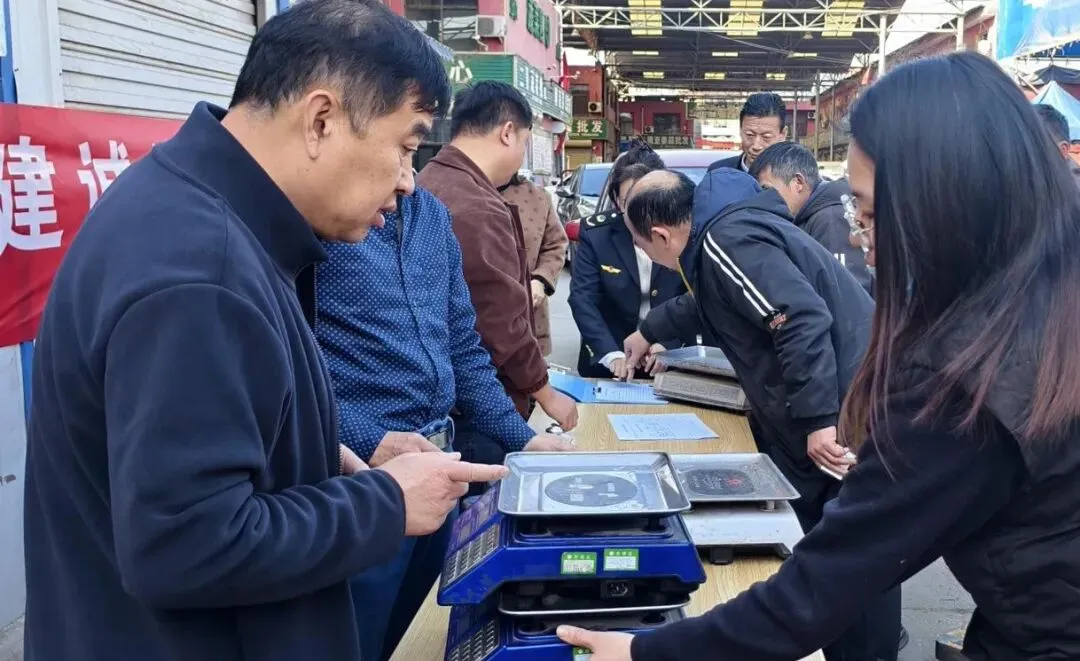 河津市市场监管局开展计量器具上门年检服务