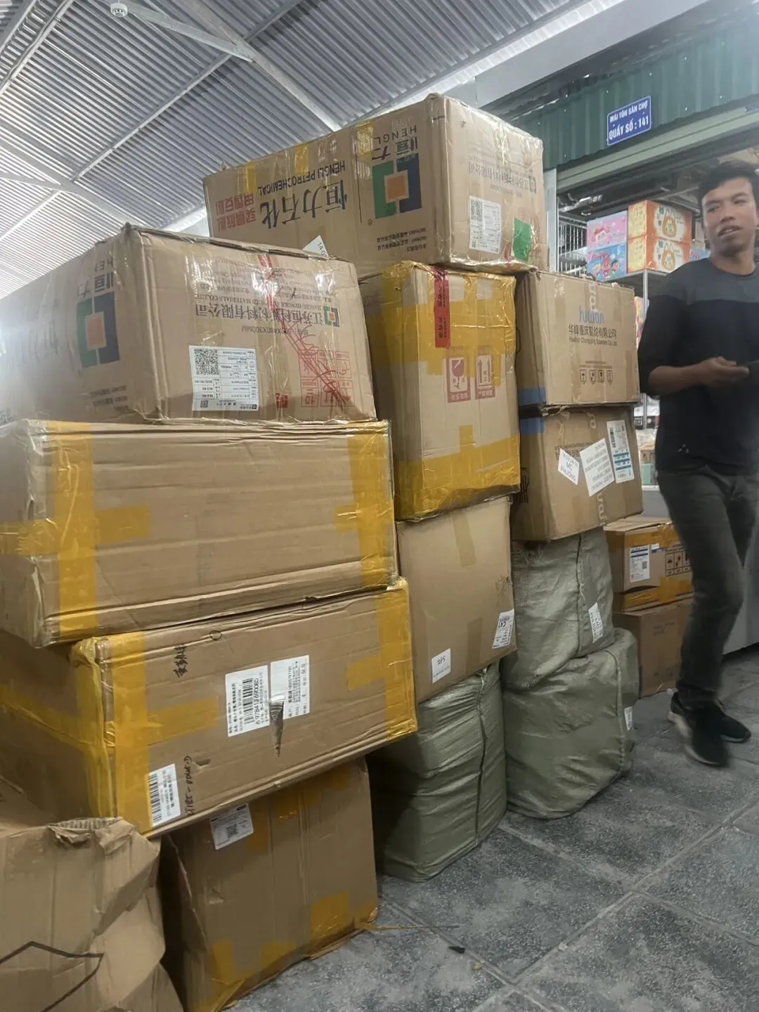 越南淘金Day15:在市场角落蛰伏半个月,我靠这一单找回底气