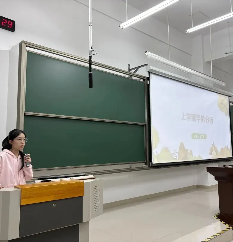 新学期,新征程——经管学院25级市场营销和标准化工程专业召开开学第一课主题班会