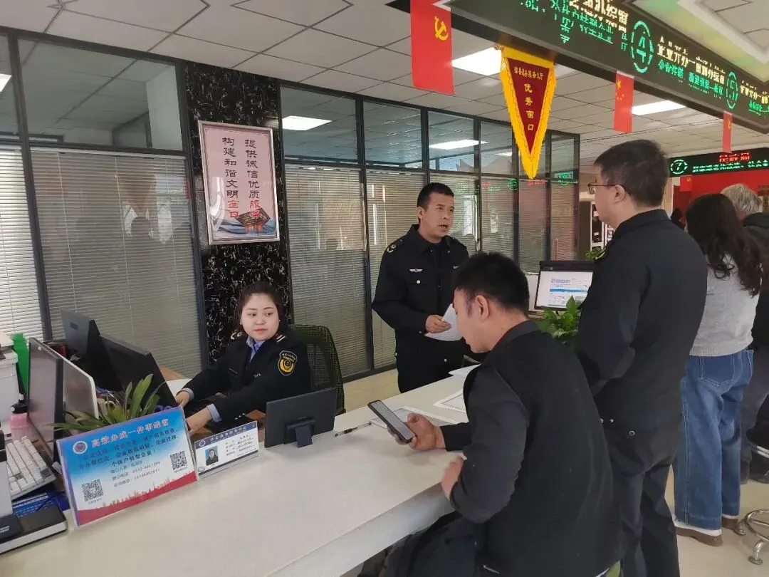 漳县市场监管局:局长进大厅体验全流程 优化服务解民忧