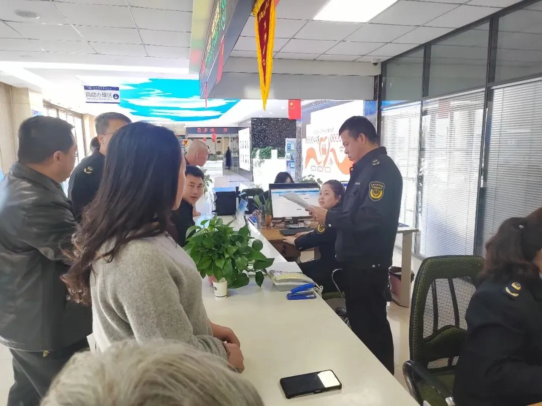 漳县市场监管局:局长进大厅体验全流程 优化服务解民忧