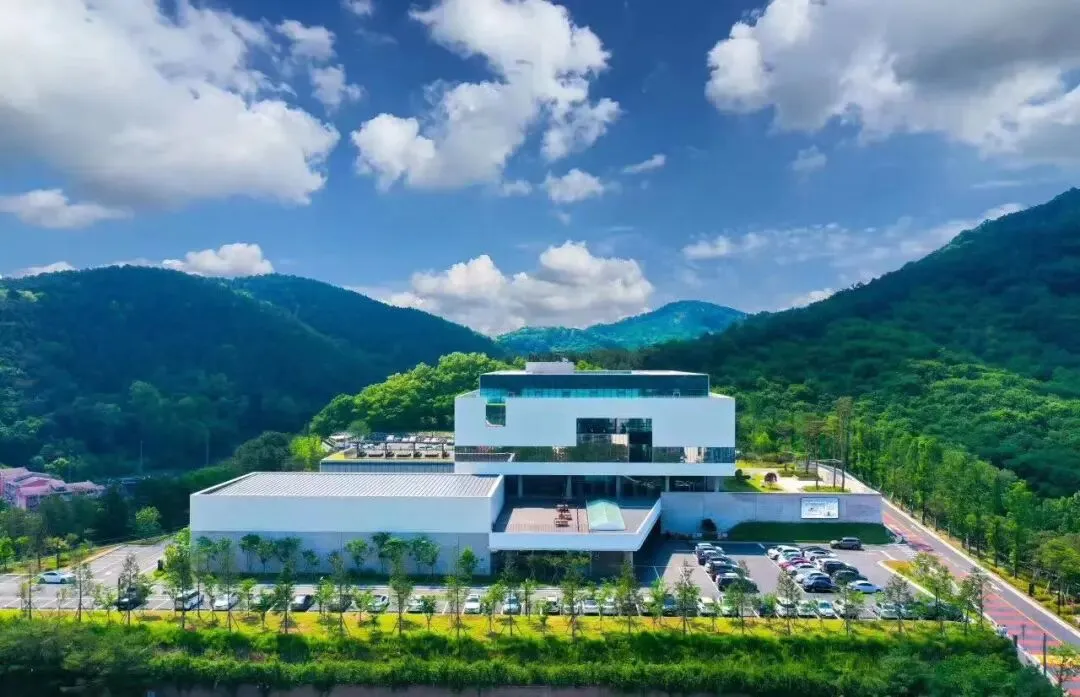 艾多美医院来了!企业跨界医疗:一家网络营销巨头为何要在总部旁建医院?会员制商业模式“新枝桠”如何重构健康服务版图?