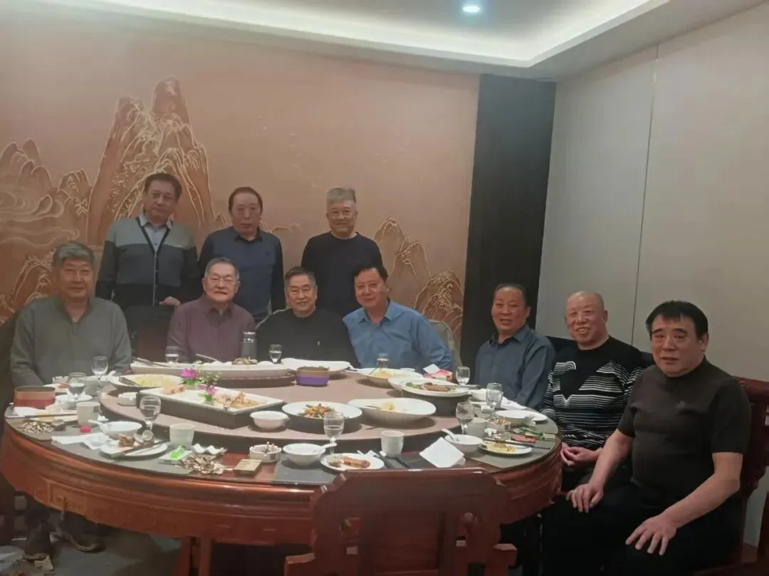 老友相聚,走进海鲜大市场荣宝居