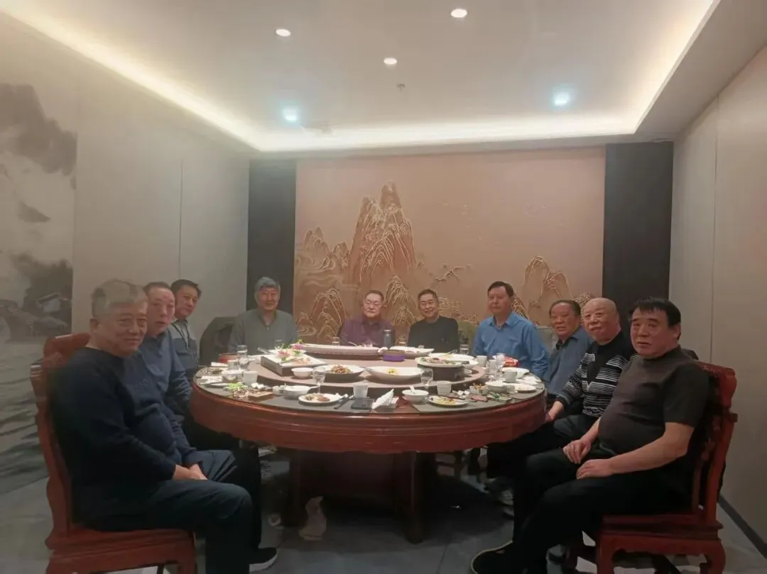 老友相聚,走进海鲜大市场荣宝居