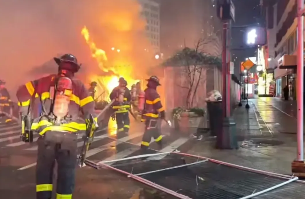 柴桢市场大火!18间香烛铺凌晨烧毁,8辆消防车苦战3小时