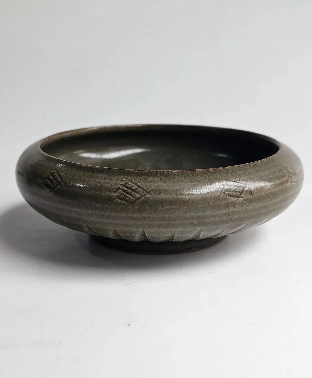 这一件宋代青瓷刻划花笔洗,市场遇见多少钱可以玩?