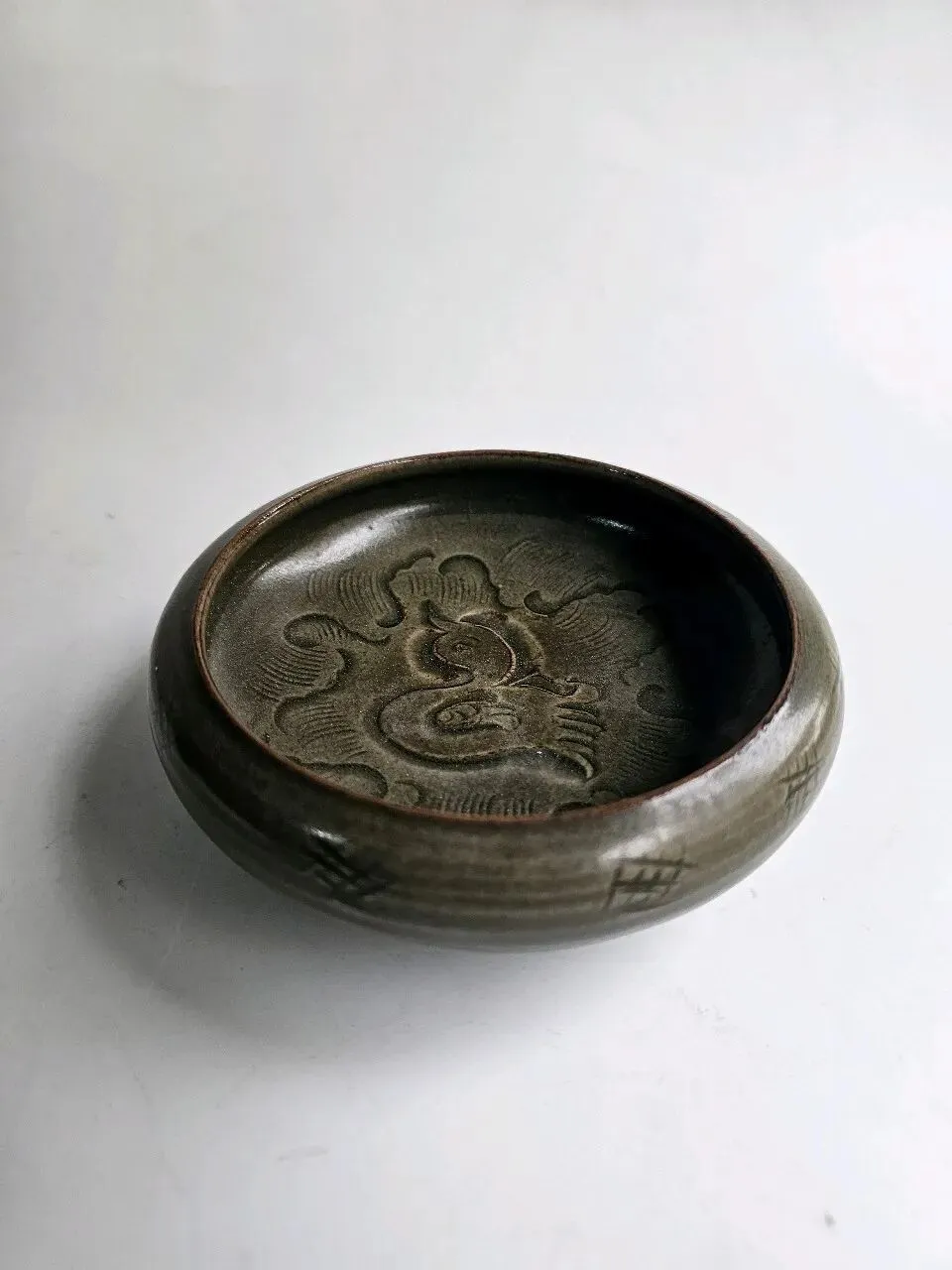 这一件宋代青瓷刻划花笔洗,市场遇见多少钱可以玩?