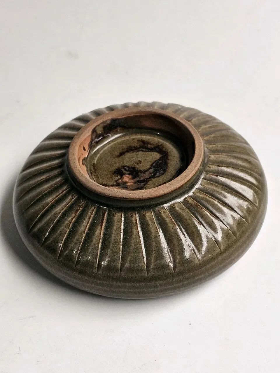 这一件宋代青瓷刻划花笔洗,市场遇见多少钱可以玩?