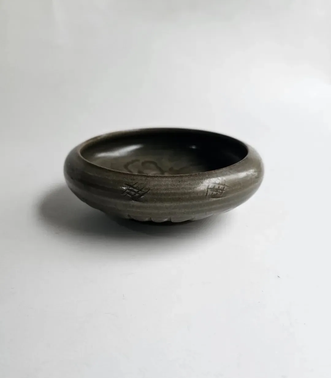 这一件宋代青瓷刻划花笔洗,市场遇见多少钱可以玩?