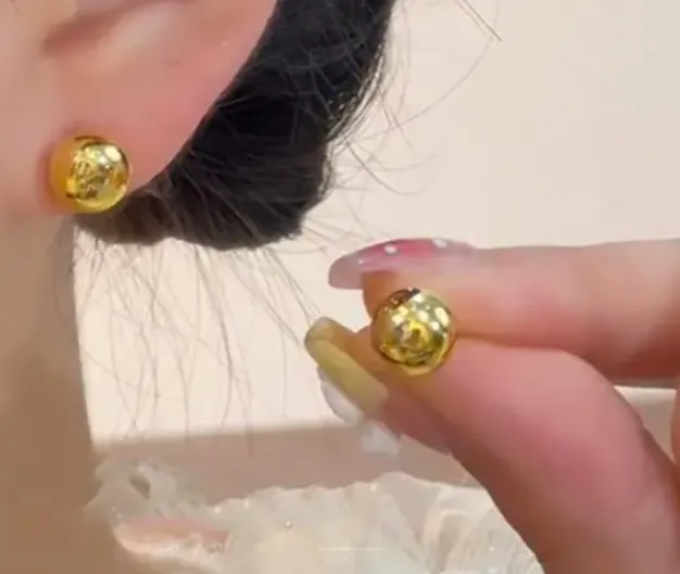 金价连续暴跌市场一片恐慌,只有这类人在偷偷买入