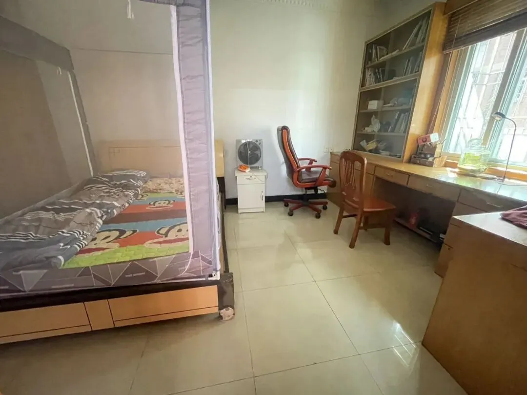 教育路 德星市场 青云小区 步梯4楼 面积97方 三房两厅 振兴学位 地段优越 生活方便 总价38万 随时入住